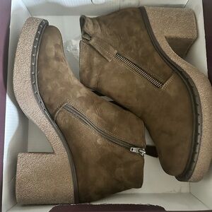 Bueno Army green Ankle Boots with Zipper, New in box